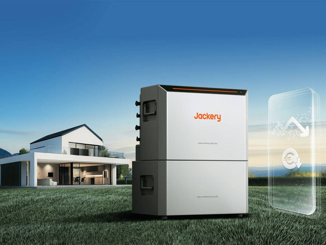 Jackery HomePower 2000 Ultra in einem Garten mit einem modernen Haus im Hintergrund.