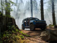 Jeep Recon (2025) in einem Wald.