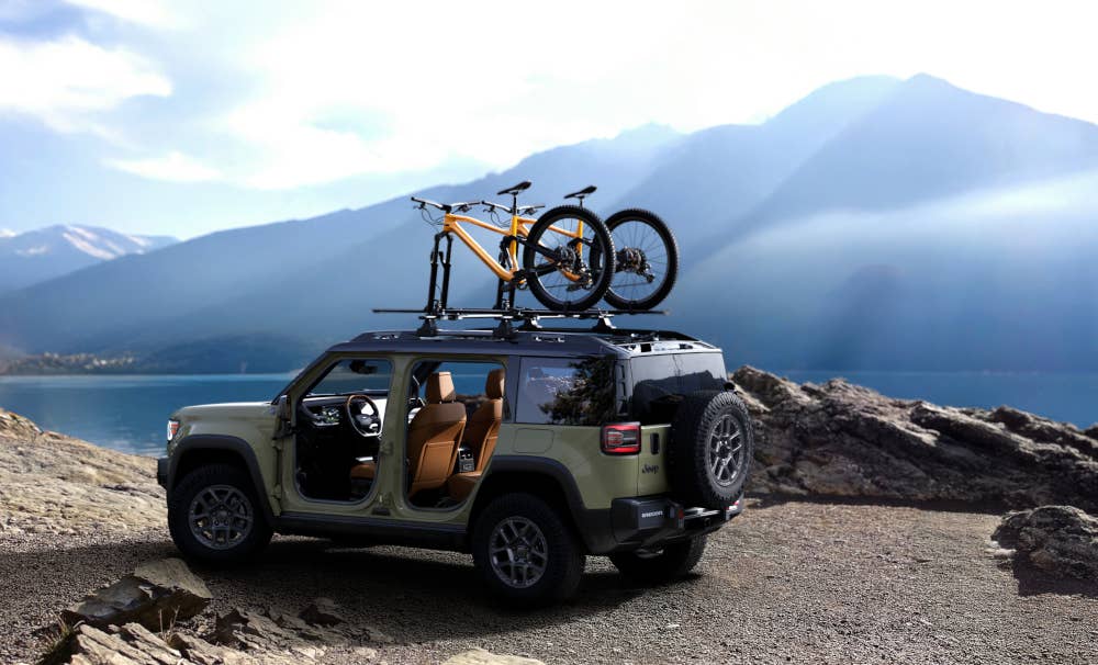 Jeep Recon in der seitlichen Heckansicht.