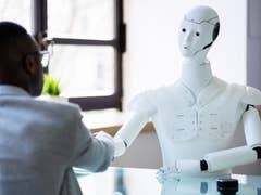 Roboter spricht mit Person