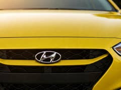 Nahaufnahme der Front eines Autos von Hyundai.