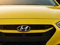 Nahaufnahme der Front eines Autos von Hyundai.