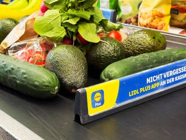 Bei Lidl, Aldi und Co: Das sollte man an der Kasse im Supermarkt lieber nicht tun