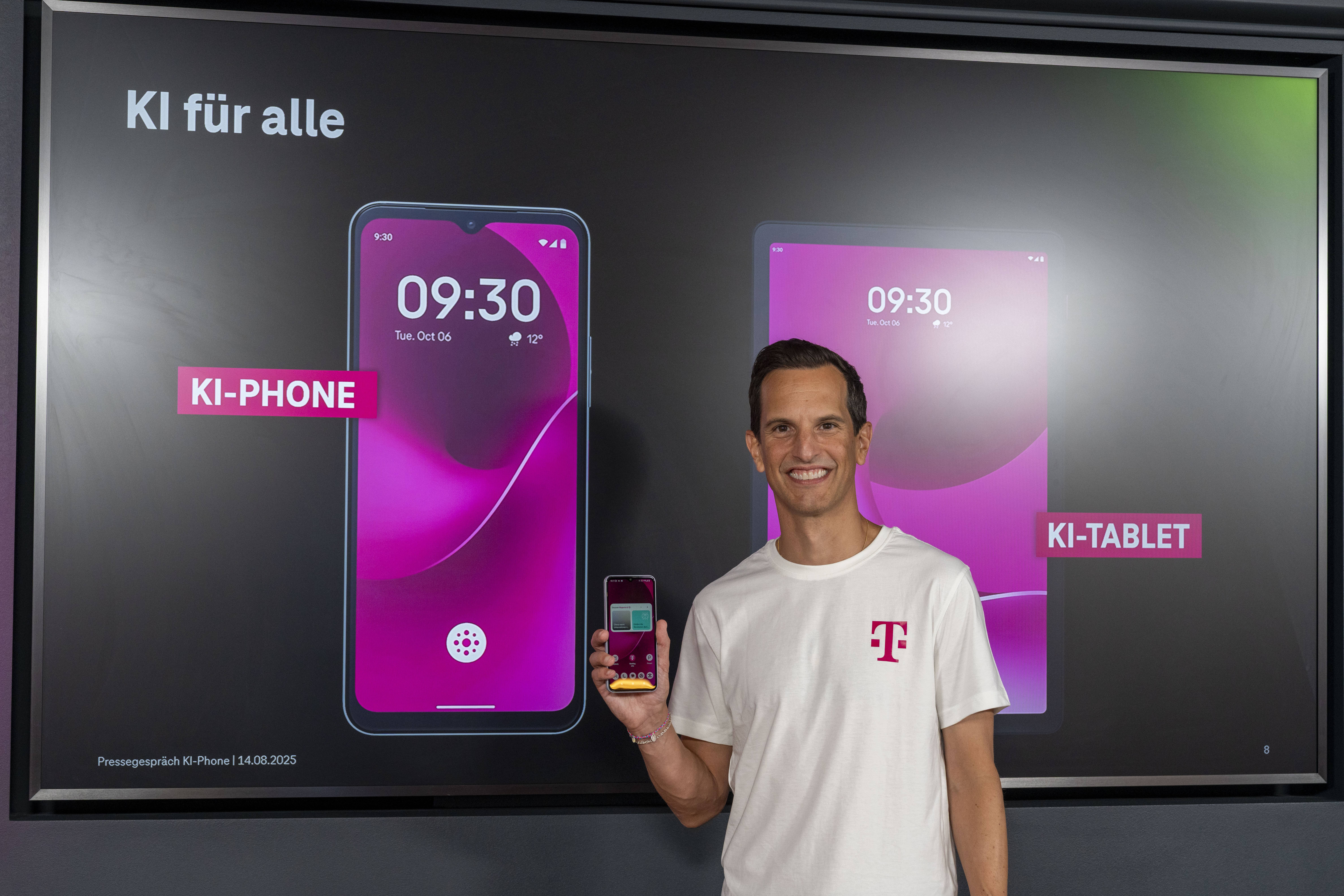 Mann hält Telekom-Smartphone