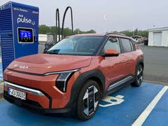 Kia EV3 an einer Ladesäule von Aral Pulse