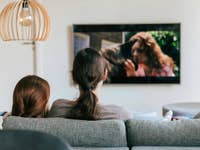 Kinder sitzen vor einem Fernseher