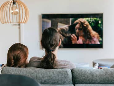 Kinder sitzen vor einem Fernseher