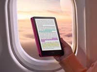 Amazon Kindle Basismodell in der Hand im Flugzeug