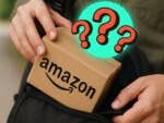 Kleines Amazon-Paket wird aus einem Rucksack geholt, daneben drei Fragezeichen