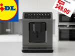 Eine Küche im Hintergrund, davor das Lidl-Logo sowie ein Kaffeevollautomat von Krups. Dazu ein aktueller Angebotspreis bei Lidl.