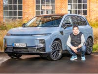 Nextpit-Redakteur Hayo Lücke neben dem Leapmotor B10.