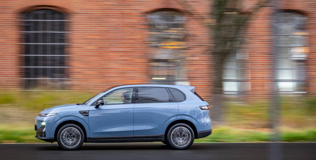 Leapmotor B10 - Seitenansicht während der Fahrt.