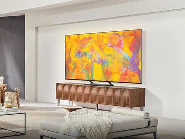 Der Smart-TV LG 75QNED93A6A steht in einem Wohnzimmer.