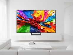 Der Smart-TV LG 75QNED93A6A steht in einem weißen Wohnzimmer.