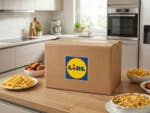 Ein Paket mit Lidl-Logo steht in einer modernen Küche