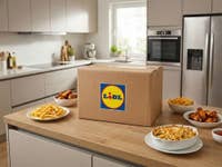 Ein Paket mit Lidl-Logo steht in einer modernen Küche
