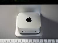 Ein silberner Apple Mac Mini M4 Pro auf einem Ständer, mit einer Tastatur im Vordergrund.
