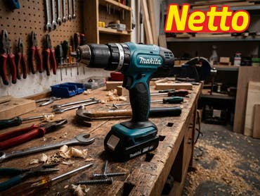 Makita-Akku-Bohrmaschine in einer befüllten Werkstatt