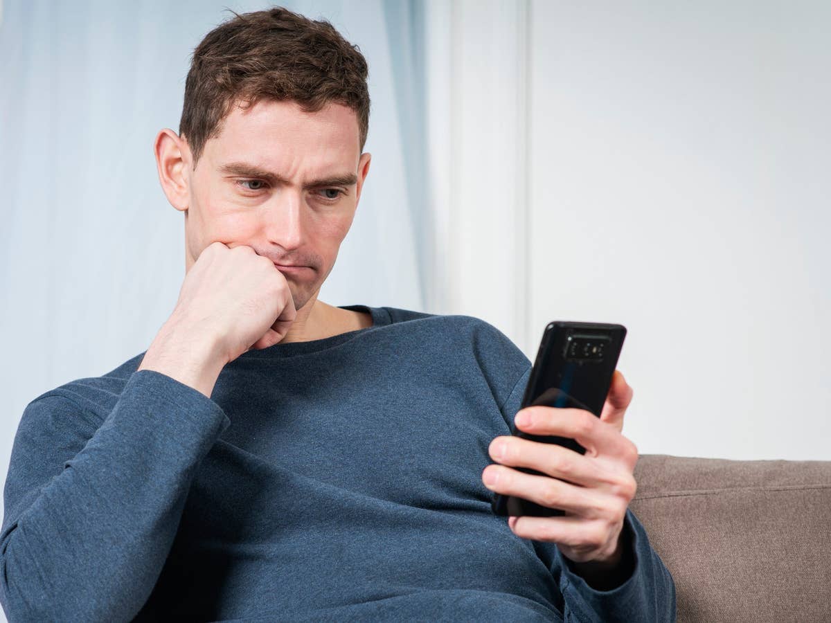 Krankenkassen-Kunden bekommen unerwartete Anruf Mann mit Smartphone