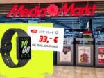 MediaMarkt-Geschäft im Hintergrund, davor die Samsung Galaxy Fit3 mit dem aktuellen Preis von 33 Euro