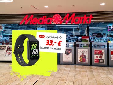 MediaMarkt-Geschäft im Hintergrund, davor die Samsung Galaxy Fit3 mit dem aktuellen Preis von 33 Euro