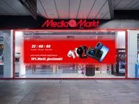 MediaMarkt mit einem roten Banner in der Mitte, das eine Zeit anzeigt und auf die Mehrwertsteuer-Aktion hinweist.