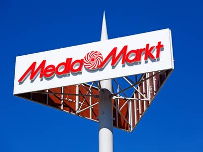 MediaMarkt-Schild unter blauem Himmel