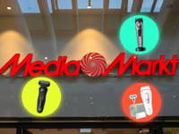 Eine MediaMarkt-Filiale von vorne. Davor sind mehrere Rasierer und Co. von Braun zu sehen.