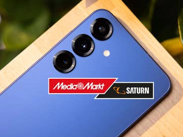 Samsung Galaxy S25 liegt auf einem Tisch, davor das Logo von MediaMarkt