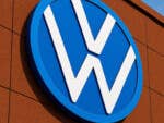 VW Logo an der Fassade eines Hauses.