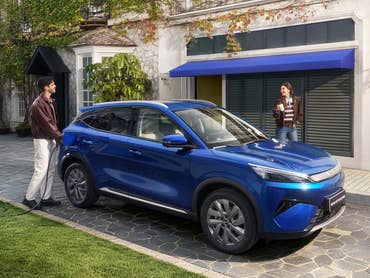 BYD Atto 3 Evo in der Seitenansicht mit Personen.