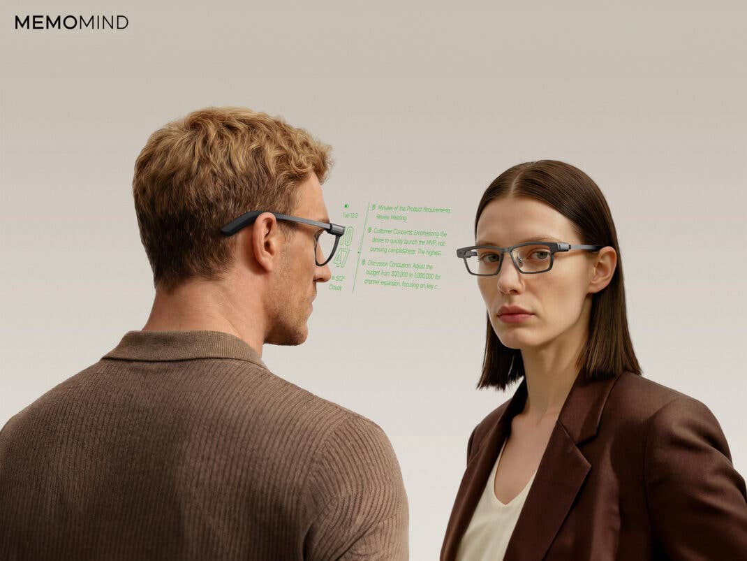 Zwei Personen mit Brille stehen sich gegenüber, während ein Text angezeigt wird, der durch die Brille überzeugt wird.