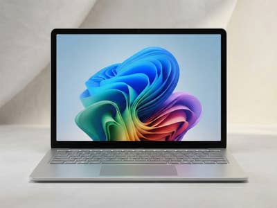 Microsoft Surface Laptop 13 vor neutralem Hintergrund