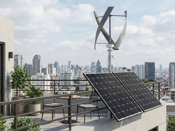 Mini-Windrad an der Spitze: Kann es das Balkonkraftwerk wirklich schlagen?