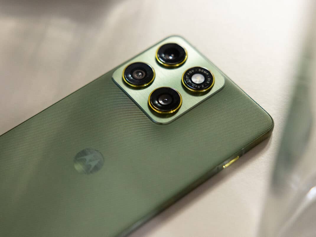 Die texturierte Rückseite des Motorola Edge 70