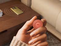 Eine weibliche Hand, die das Moto Tag 2 hält.