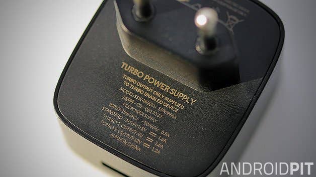 motorola quick charger nexus 6 close up