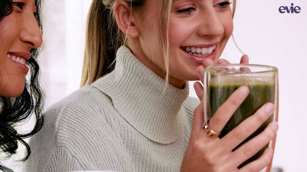 Der Movano Evie Smart Ring an dem Finger einer Frau, die wiederum ein Getränk in der Hand hält. Der Movano Evie Smart Ring an dem Finger einer Frau, die wiederum ein Getränk in der Hand hält.