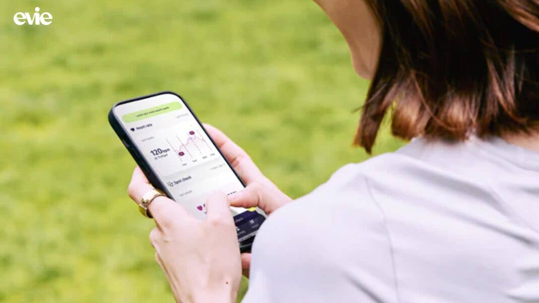 Die getrackten Daten des Movano Evie Smart Ring werden mit dem Apple iPhone ausgewertet. Die getrackten Daten des Movano Evie Smart Ring werden mit dem Apple iPhone ausgewertet.