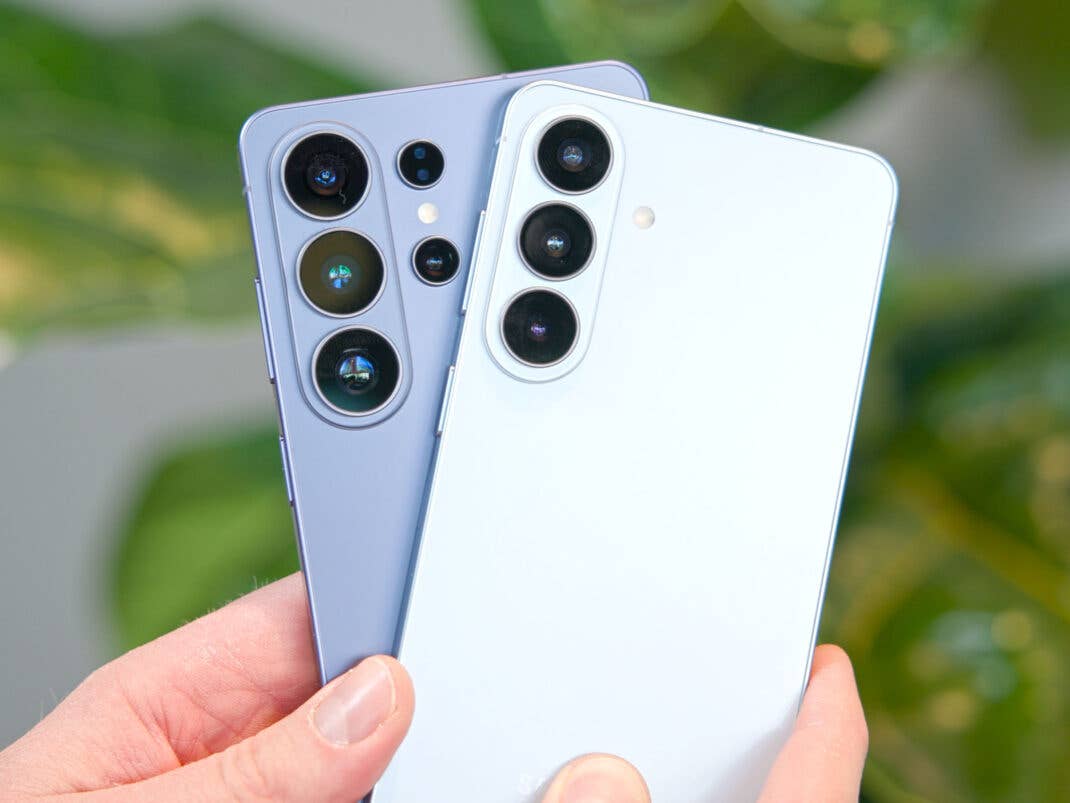 Samsung Galaxy S26 Ultra und S26+ von hinten gezeigt