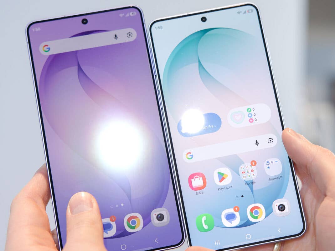 Foto zeigt, wie stark die Displays im Samsung Galaxy S26 Ultra und im S26+ im direkten Vergleich spiegeln.