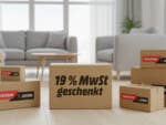 Pakete mit dem Logo von MediaMarkt/Saturn liegen in einem modernen Wohnzimmer auf dem Boden. In der Mitte ist ein Packet mit dem Aufdruck 19 % MwSt geschenkt.