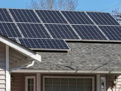 PV-Anlage auf Hausdach, Sinnbild Stromsparen