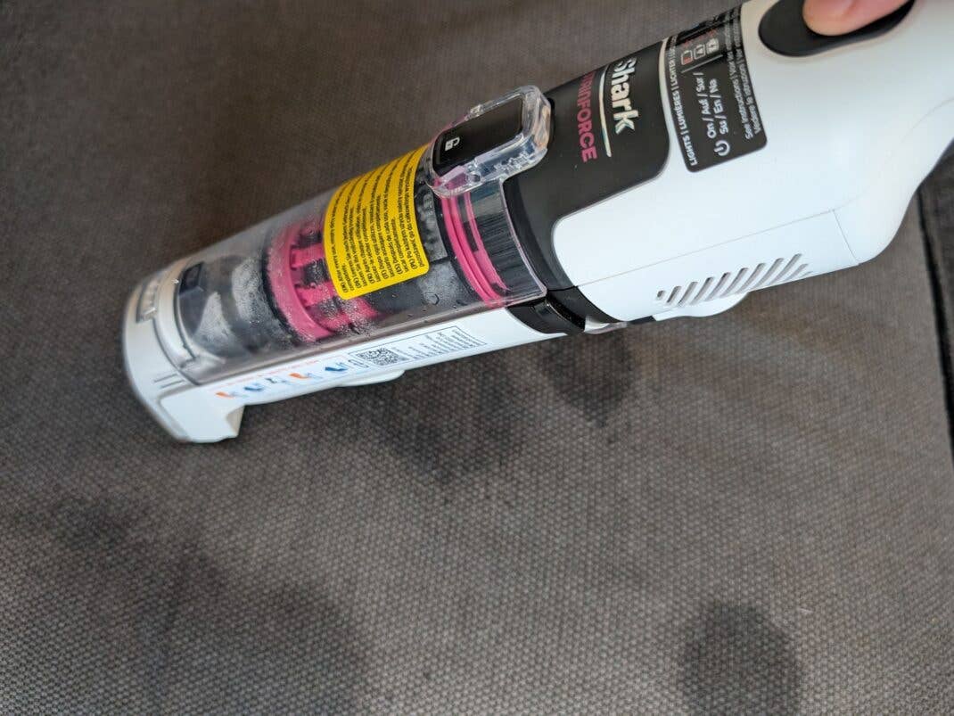 Nach dem Einsprühen schrubbt man mit der integrierten Bürste über den Fleck und saugt ihn anschließend ein