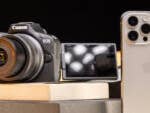 Canon EOS R50 neben iPhone 15 Pro auf dem Tisch