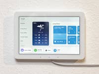 Amazon Echo Hub an der Wand montiert