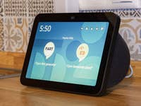 Amazon Echo Show 8 (2023) auf Küchenzeile