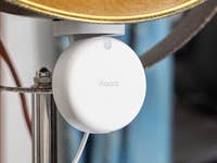 Aqara FP2 hängt magnetisch unten an einer Lampe