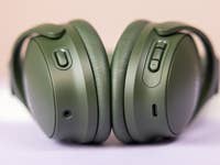 Bose Quiet Comfort Headphones von unten mit allen Buttons und Eingängen