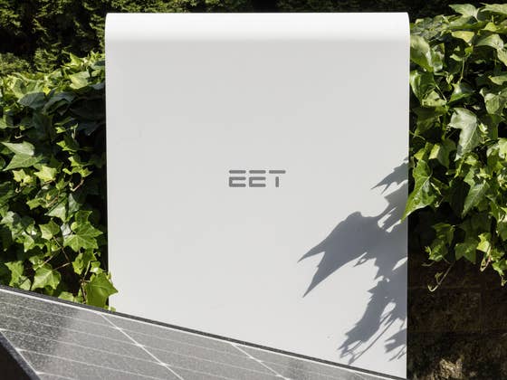 EET SolMate im Test: Balkonkraftwerk-Speicher made in Austria